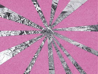 Künstlerische Collage einer Sonne. Silberfolie auf Sonderpapier.