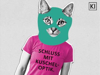 Die Collage einer Katze, die eine Sturmhaube trägt. Es sind KI-Elemente enthalten.